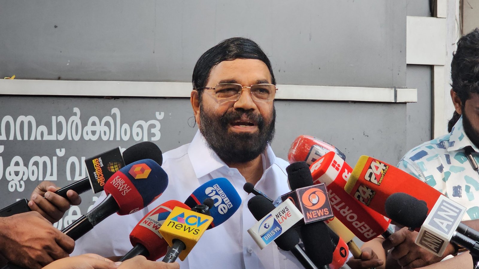 ഇ.പി പറയുന്നതെ വിശ്വസിക്കാൻ കഴിയൂ – മന്ത്രി വി.എൻ വാസവൻ