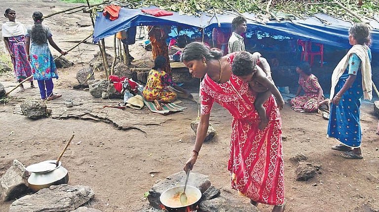 ‘ഒരു നേരത്തെ ആഹാരം പോലും കിട്ടാത്തവര്‍ ഇപ്പോഴുമുണ്ട്’; അതിദാരിദ്ര്യ രഹിത അവകാശ വാദത്തെ തള്ളി ആദിവാസി സമൂഹം…