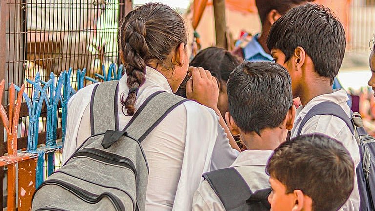 ഇനി ടൈയും കെട്ടി ശ്വാസം മുട്ടി നടക്കണ്ട; രാജസ്ഥാനില്‍ സര്‍ക്കാര്‍, സ്വകാര്യ സ്‌കൂളുകളില്‍ പൊതുയൂണിഫോം