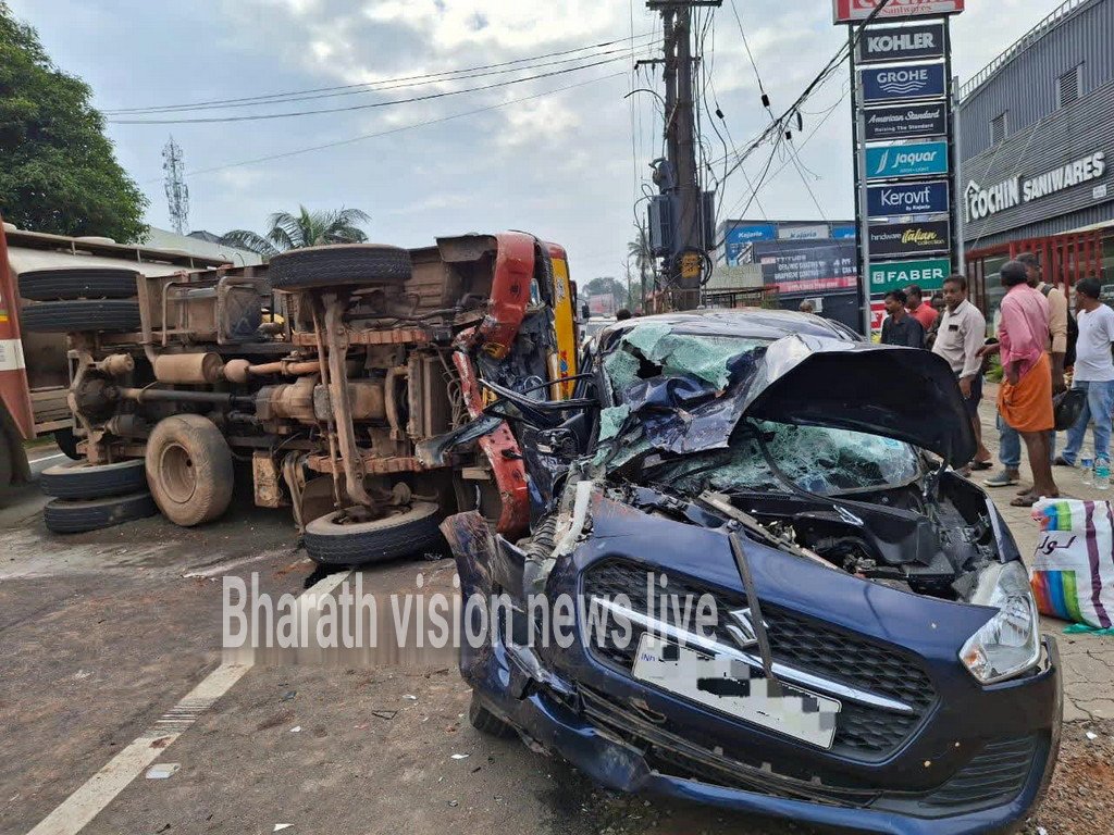 എം സി റോഡിൽ തിരുവല്ല പെരുംതുരുത്തിയിൽ ടിപ്പർ ലോറിയും കാറും കൂട്ടിയിടിച്ചു…