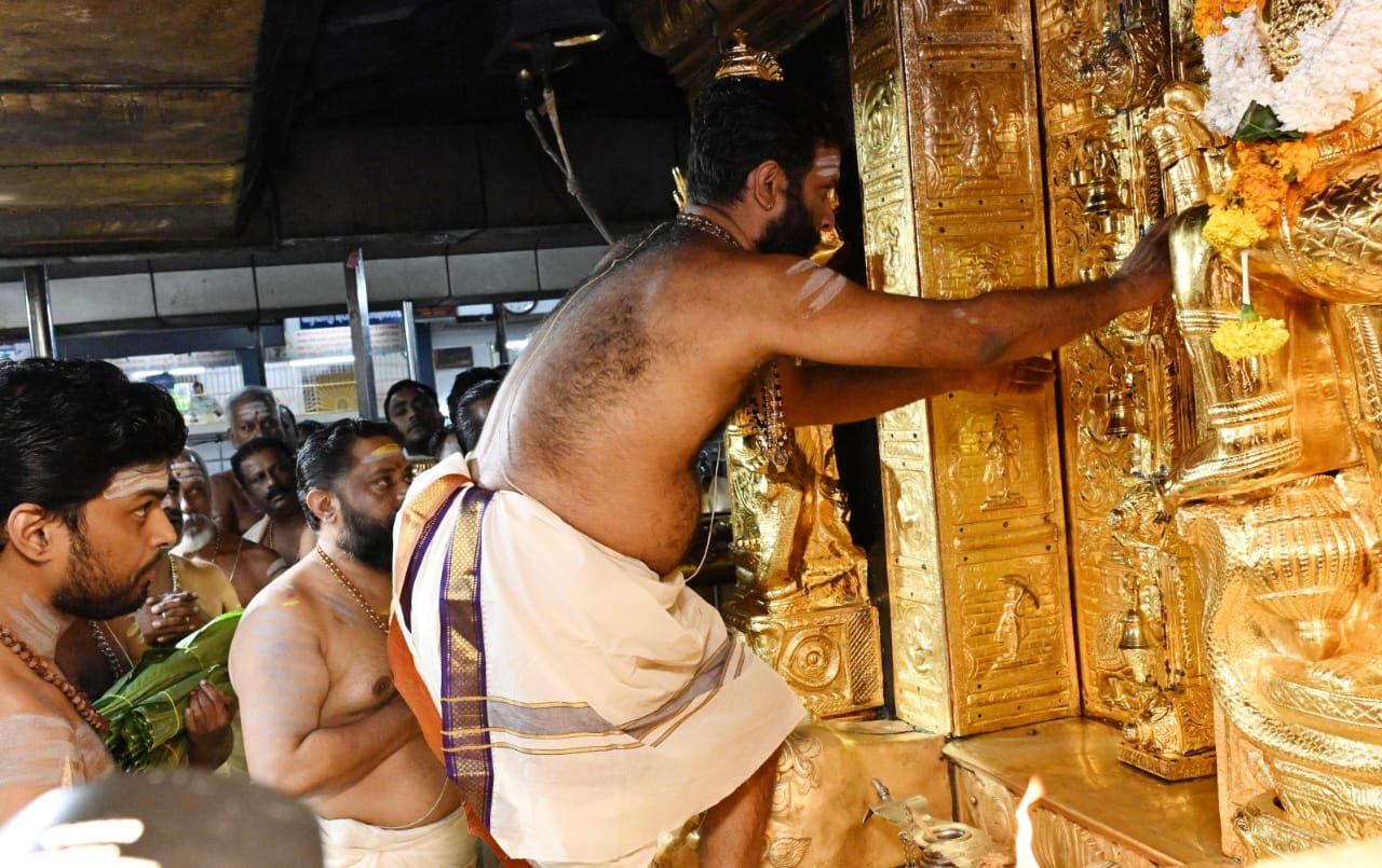 വൃശ്ചികപ്പുലരിയിൽ ശബരീശ ദർശനത്തിന് ഭക്തസഹസ്രങ്ങൾ