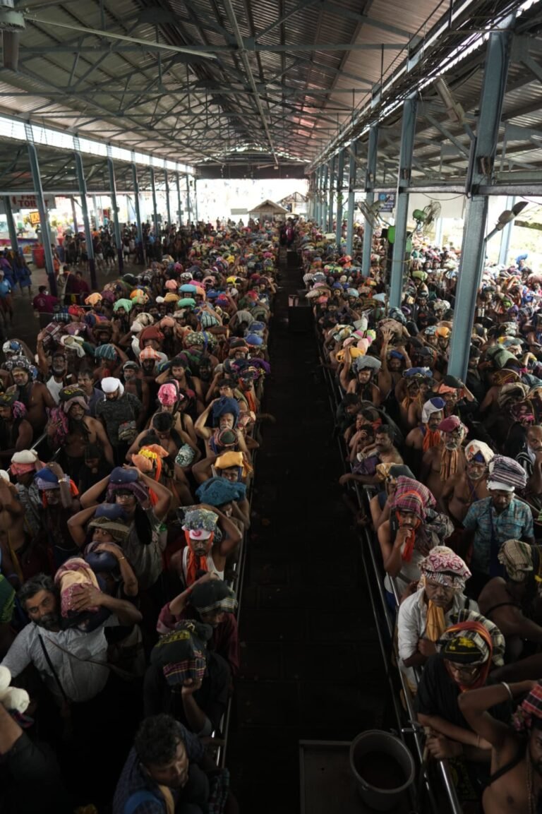 സന്നിധാനത്ത് വൻ ഭക്തജനത്തിരക്ക്; തിങ്കളാഴ്ചയെത്തിയത് ഒരുലക്ഷം ഭക്തർ, ചൊവ്വാഴ്ച സ്പോട്ട് ബുക്കിംഗ് കുറച്ചു