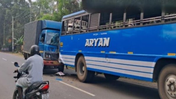 കുമരകത്ത് യാത്രക്കാരെ കയറ്റാൻ നിർത്തിയ ബസിന് പിന്നിൽ ടെമ്പോ ട്രക്ക് ഇടിച്ചുകയറി