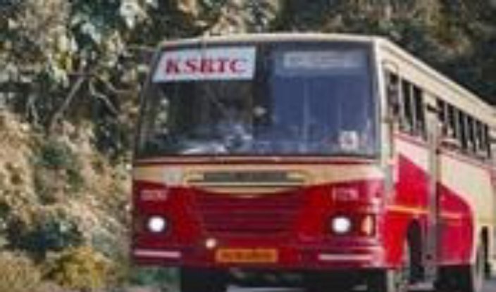 യാത്രക്കിടെ കെഎസ്ആർടിസി ബസിനുള്ളിൽ കുഴഞ്ഞുവീണ യുവതിക്ക് രക്ഷകരായി കണ്ടക്ടറും ഡ്രൈവറും