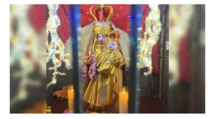 പ്രാർത്ഥിക്കാൻ എത്തിയ ഭക്തർ ഞെട്ടി…കണ്ടത് കാളി വിഗ്രഹത്തിന് മാറ്റം വരുത്തി, ഉണ്ണിയേശുവിനെ എടുത്ത് നിൽക്കുന്ന മാതാവിനെ…