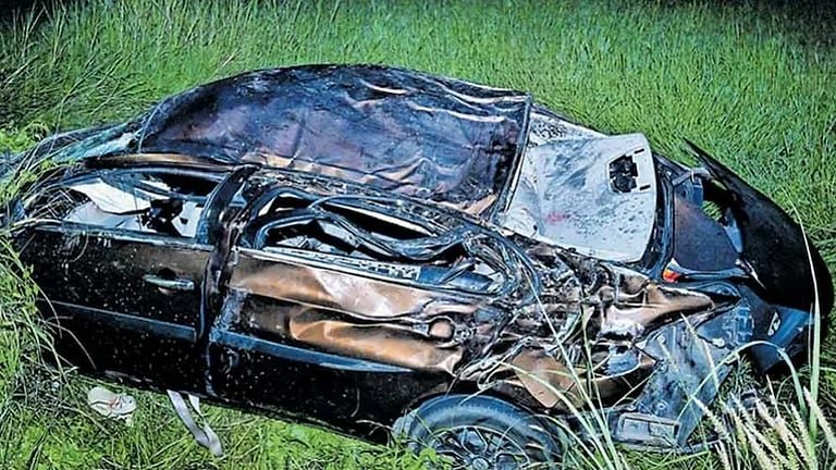 കാട്ടുപന്നി കുറുകെച്ചാടി; നിയന്ത്രണം വിട്ട കാര്‍ മരത്തിലിടിച്ച് വയലിലേക്ക് മറിഞ്ഞു; മൂന്ന് യുവാക്കള്‍ക്ക് ദാരുണാന്ത്യം