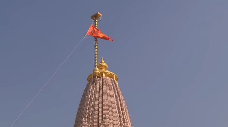 ചുറ്റും ശ്രീരാമ നാമ വിളികള്‍, ആയിരക്കണക്കിന് ഭക്തര്‍ സാക്ഷി, അയോധ്യയിലെ രാമക്ഷേത്രം പൂര്‍ണതയില്‍; ധ്വജാരോഹണ ചടങ്ങ് നിര്‍വഹിച്ച് മോദി