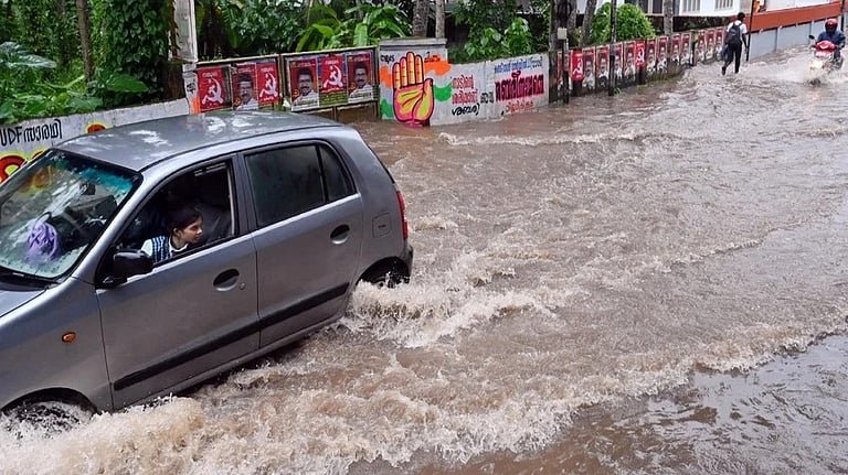 ദിത്വാ ചുഴലിക്കാറ്റ്; സംസ്ഥാനത്ത് ശക്തമായ മഴ, അഞ്ചു ജില്ലകളില്‍ യെല്ലോ അലര്‍ട്ട്