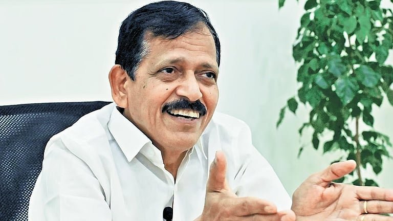 ‘വെയിലത്ത് ക്യൂ നില്‍ക്കുന്നവരില്‍ ചിലര്‍ക്ക് മാത്രം നാരങ്ങാനീര്’; ഏകീകൃത സിവില്‍ കോഡ് വേണമെന്ന് പഴയിടം മോഹനന്‍ നമ്പൂതിരി