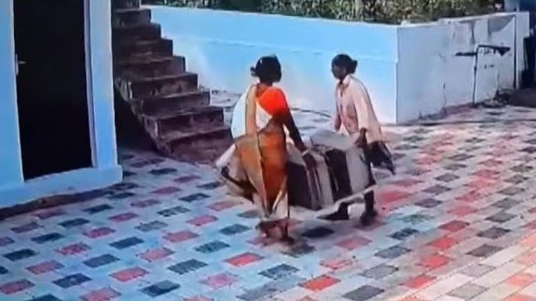 വീട്ടിലെ എസി അടിച്ചുമാറ്റി നാടോടി സ്ത്രീകൾ; ദുബായിലിരുന്ന് സിസിടിവിയിൽ മോഷണം ലൈവായി കണ്ട് വീട്ടുടമ