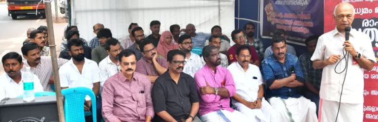 നാല് മാസത്തിലേറെയായി ശമ്പളമില്ലാതെ ജീവനക്കാര്‍; ‘മാധ്യമം’ ആസ്ഥാനത്ത് രാപ്പകല്‍ സമരം