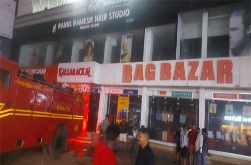 കുമാരനല്ലൂർ സംക്രാന്തി ജംഗ്ഷനിൽ ബാഗ് ബസാറിൽ തീയും പുകയും,  അഗ്നിരക്ഷാ സേനയെത്തി തീയണച്ചു