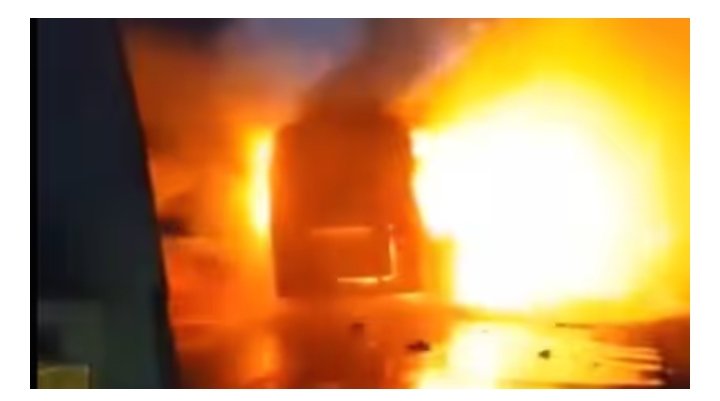 യാത്രക്കാരുമായി ഓടിക്കൊണ്ടിരിക്കെ നടുറോഡിൽ ബസ് കത്തിയമർന്നു…