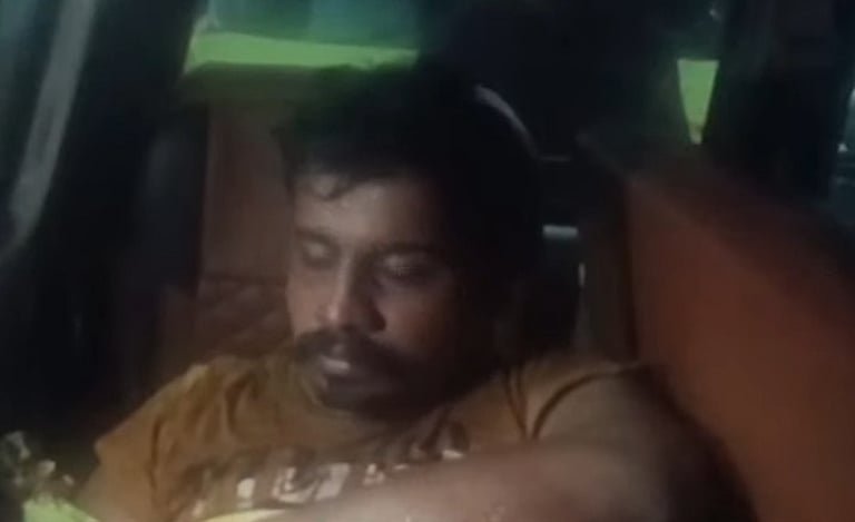 അഭിഭാഷകനായ മകന്‍ അച്ഛനെ വെട്ടിക്കൊന്നു; അമ്മ ഗുരുതരാവസ്ഥയില്‍; പ്രതിയെ സാഹസികമായി പിടികൂടി പൊലീസ്