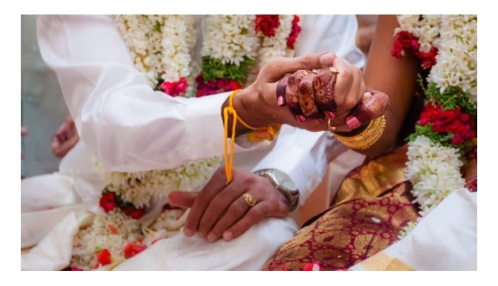 വിവാഹ ചടങ്ങ് കഴിഞ്ഞ് കടുത്ത വയറുവേദന, നവവരന്റെ വീട്ടിലെത്തിയ വധു കുഞ്ഞിന് ജന്മം നൽകി…