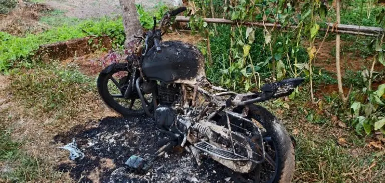 വി കുഞ്ഞികൃഷ്ണന് അനുകൂലമായി പ്രകടനം നടത്തിയ ആളുടെ ബൈക്ക് കത്തിച്ചു