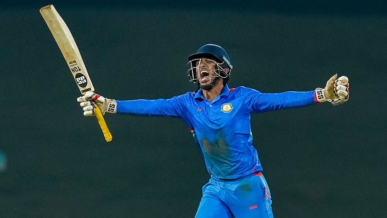 കിടിലൻ സെഞ്ച്വറിയടിച്ച് അമൻ; കര്‍ണാടകയെ വീഴ്ത്തി വിദര്‍ഭ വിജയ് ഹസാരെ ട്രോഫി ഫൈനലില്‍