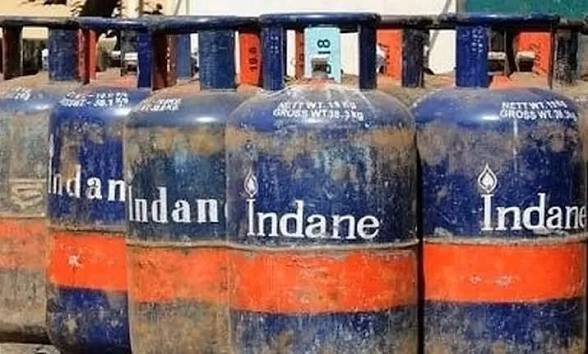 വാണിജ്യ എൽപിജി സിലിണ്ടറുകളുടെ വില 195 രൂപ&nbsp; വർധിപ്പിച്ചു