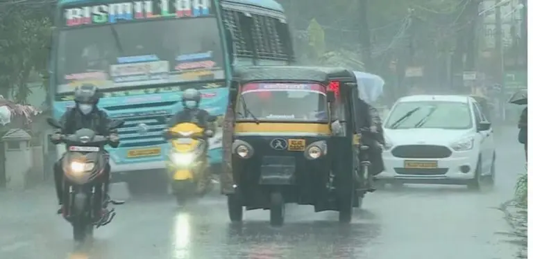 ശക്തമായ മഴയ്ക്കൊപ്പം കാറ്റുമെത്തും; ജാഗ്രതാ നിർദ്ദേശവുമായി കാലാവസ്ഥാ വകുപ്പ്