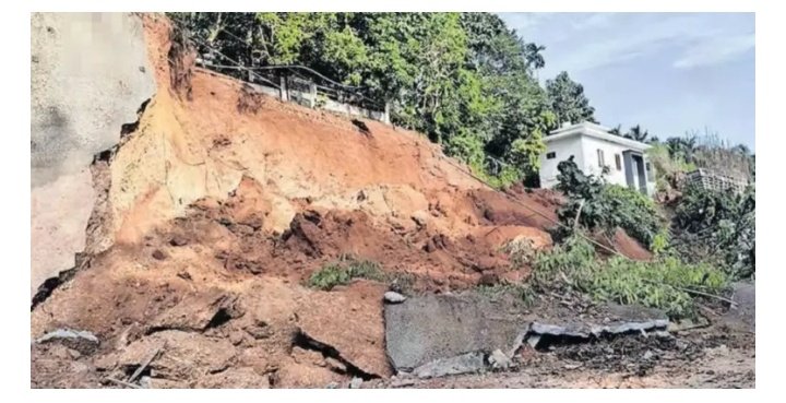 ദേശീയപാതയോരത്ത് വീണ്ടും മണ്ണിടിച്ചിൽ… 30 അടി താഴ്ചയിലേക്ക് മണ്ണിടിഞ്ഞു… 3 വീടുകൾ…
